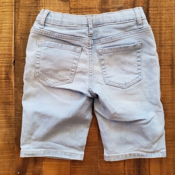 NEW girls denim Bermuda shorts size 6.
Light wash - Picture 2 of 3